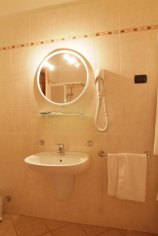 Hotel La Maddalena Quattro Castella Ruang foto